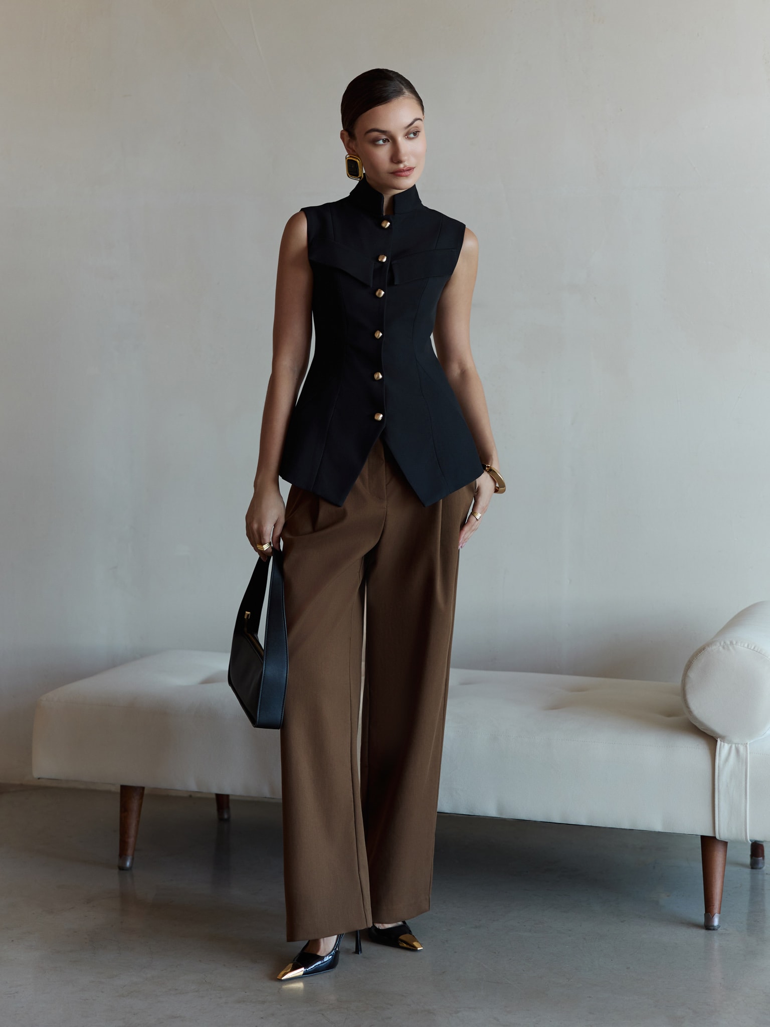 Приталенный жилет с нагрудными карманами и квадратными пуговицами