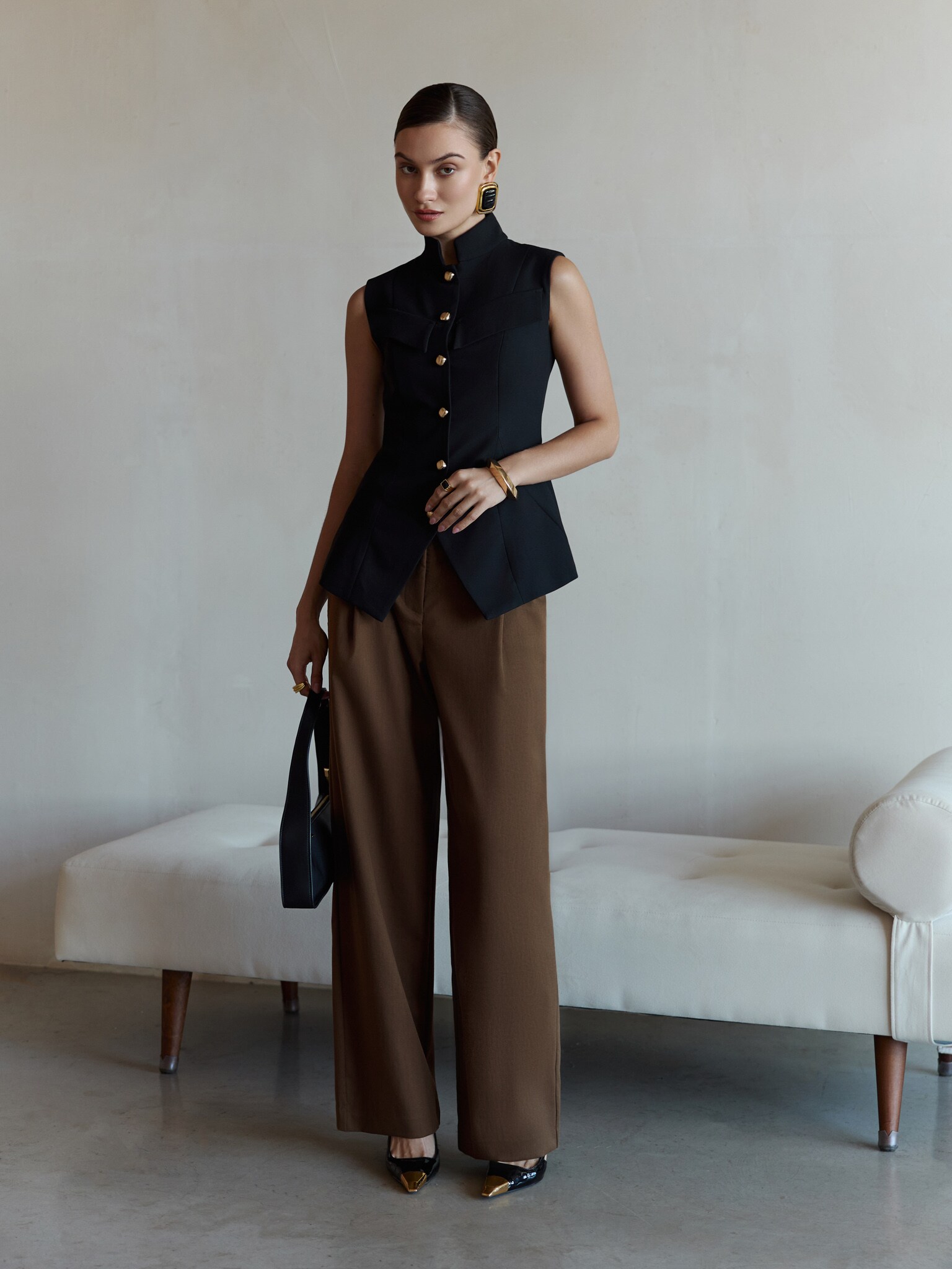 Приталенный жилет с нагрудными карманами и квадратными пуговицами