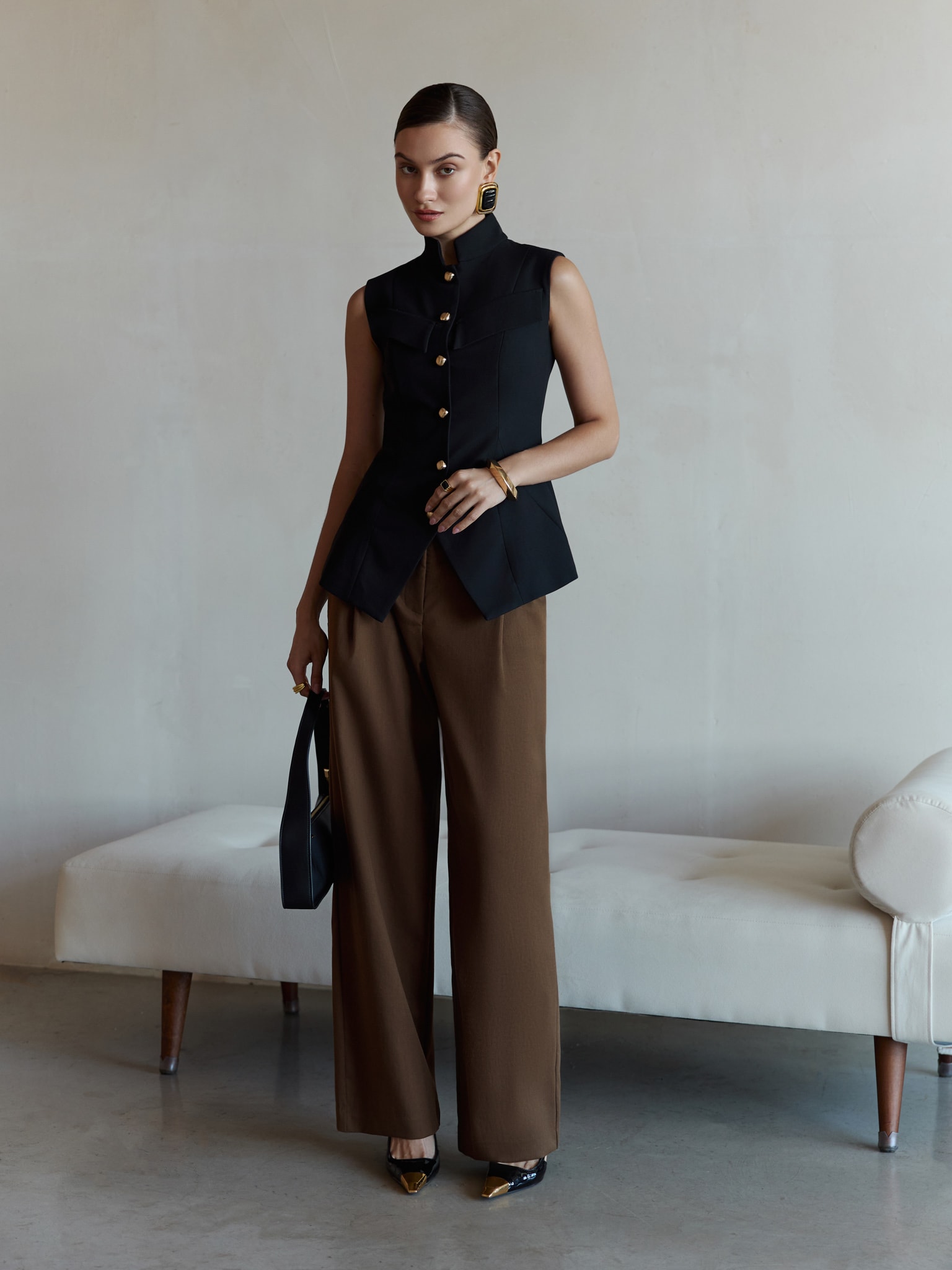 Приталенный жилет с нагрудными карманами и квадратными пуговицами