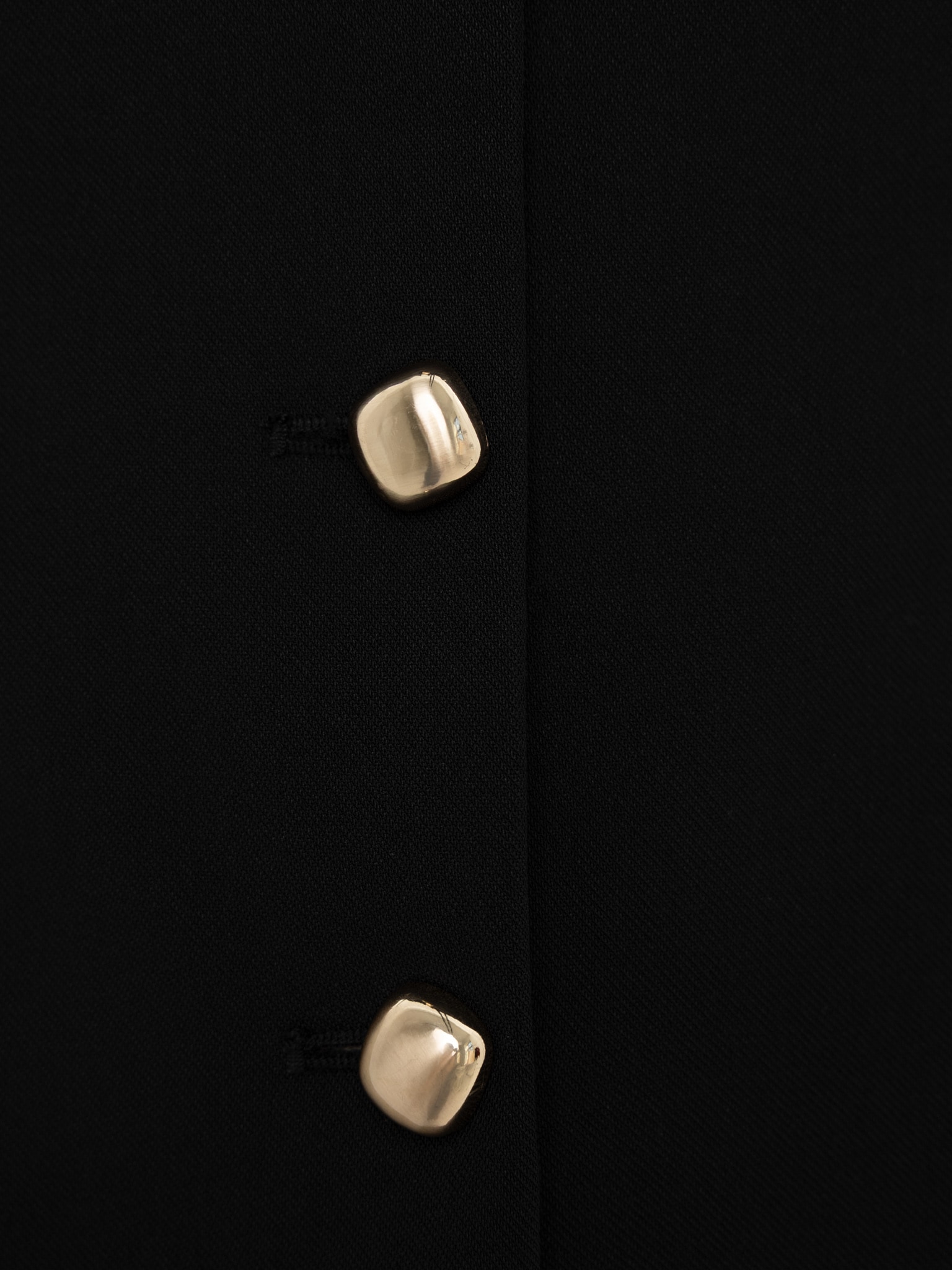 Приталенный жилет с нагрудными карманами и квадратными пуговицами