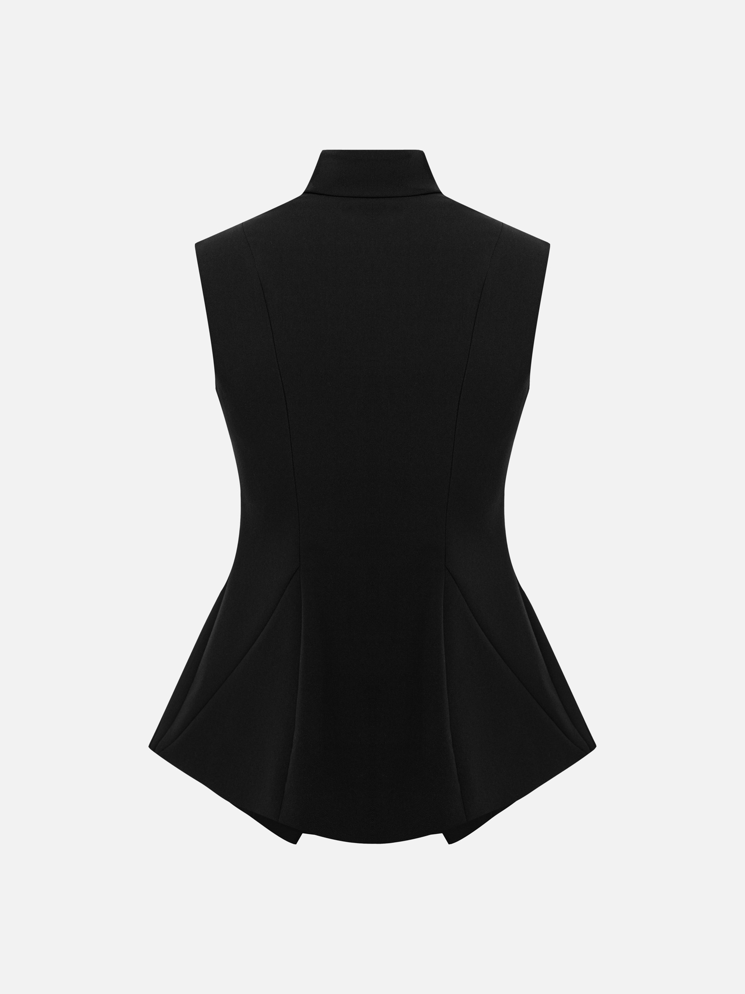 Приталенный жилет с нагрудными карманами и квадратными пуговицами