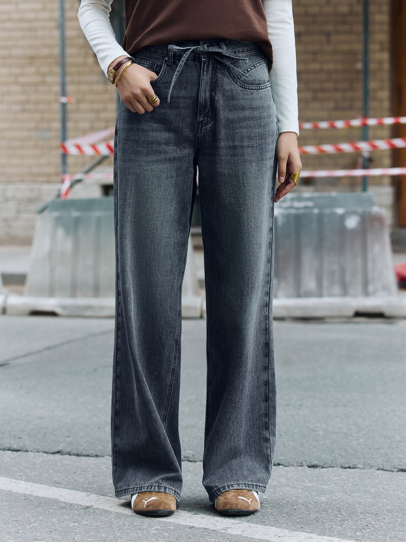 Luźne jeansy z przetarciami i wiązaniem w talii