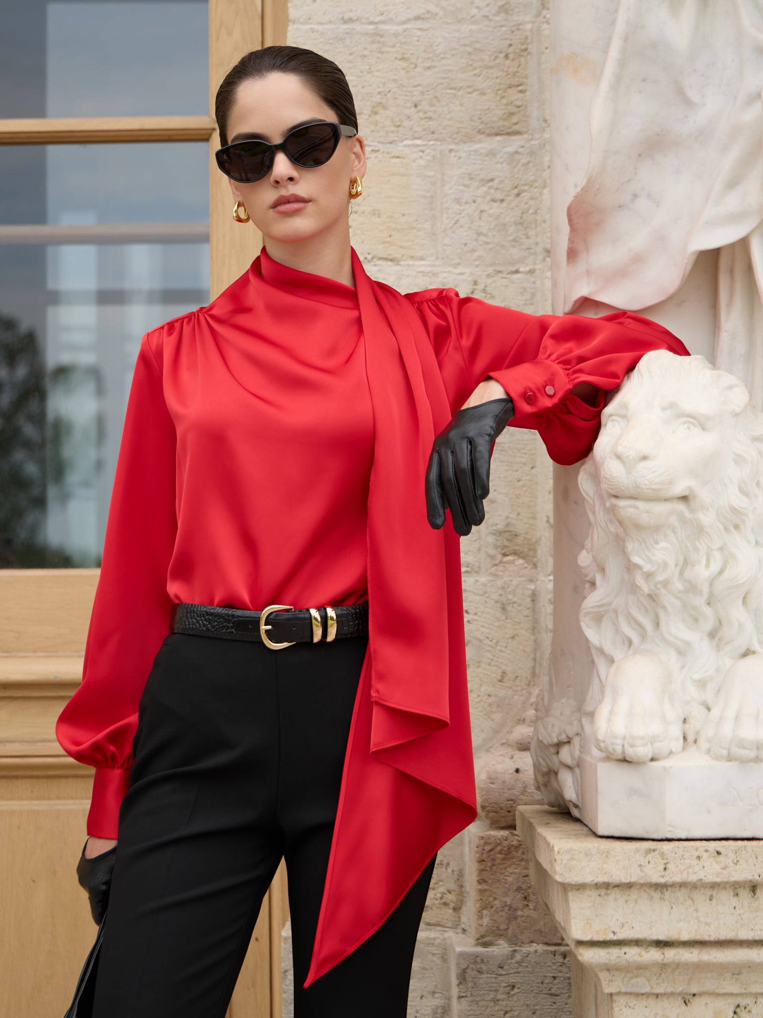 Блуза из струящейся ткани с декоративным шарфом