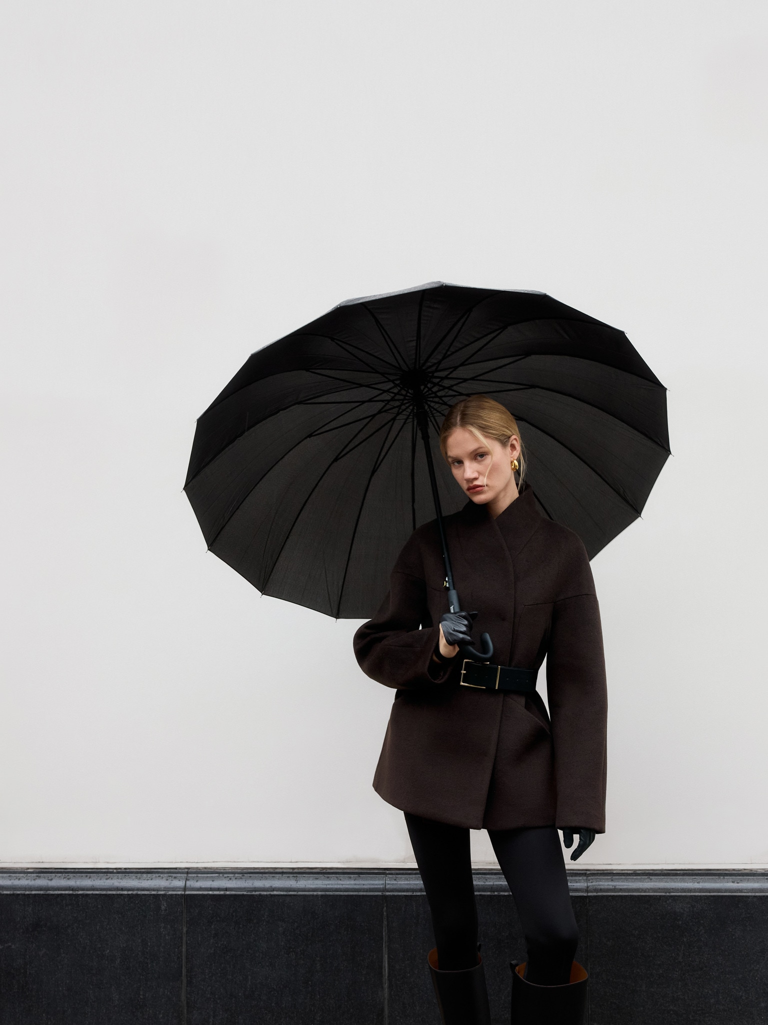 Укороченное шерстяное пальто с ремнем из экокожи