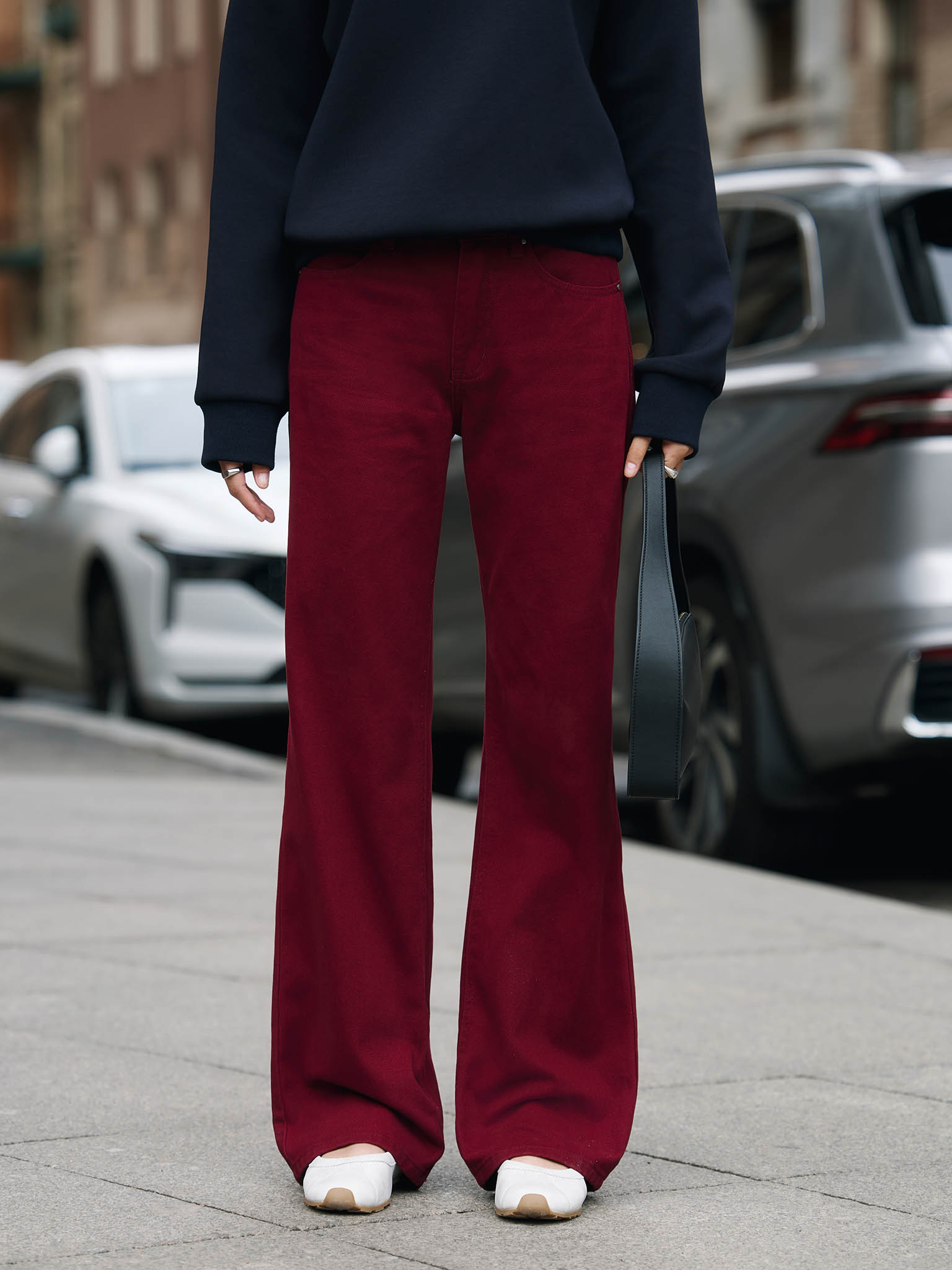 Jeansy o prostym kroju z jaskrawego denimu