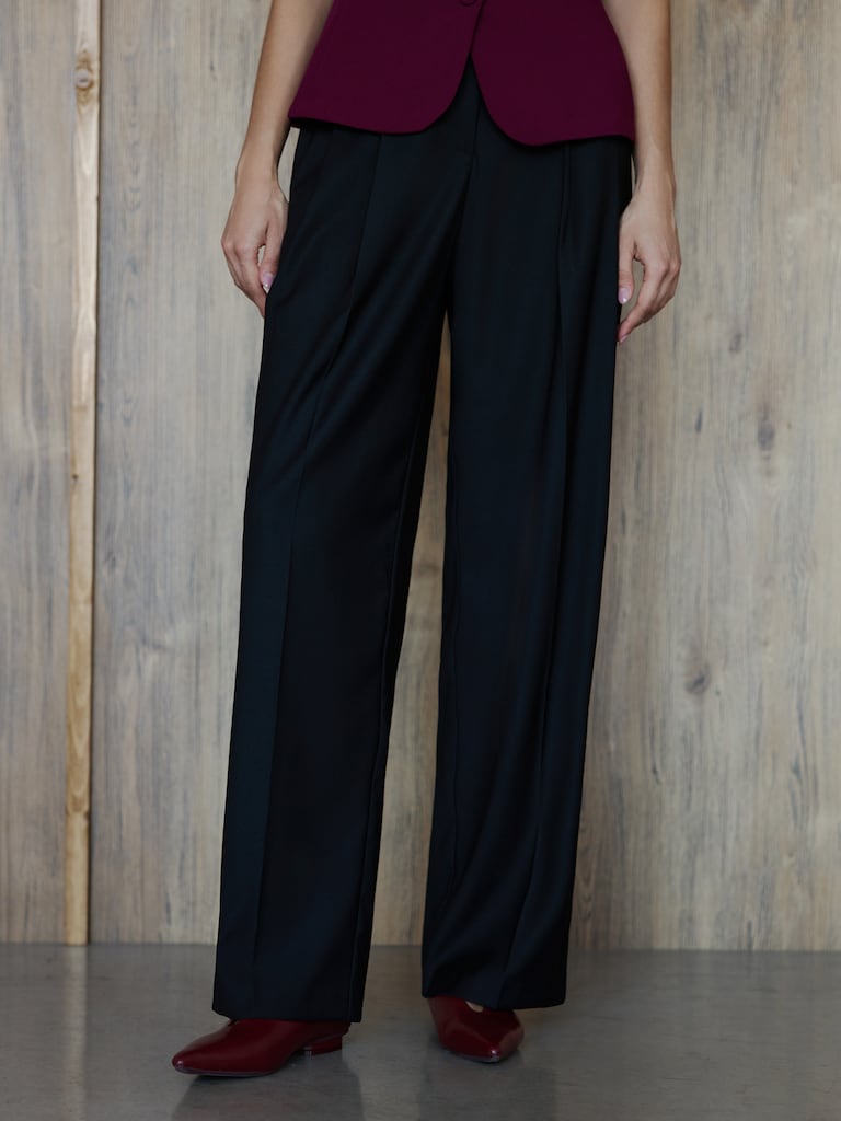 Брюки свободного кроя с защипами на талии