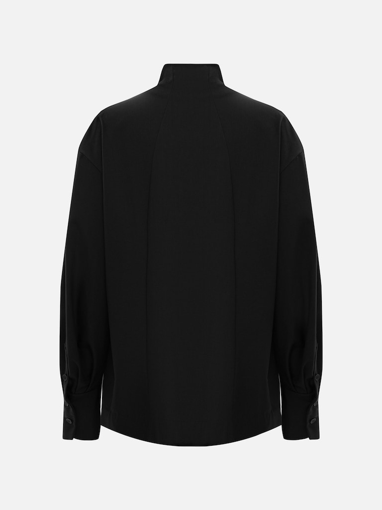 قميص بقصّة معقدة مع أزرار مخفية