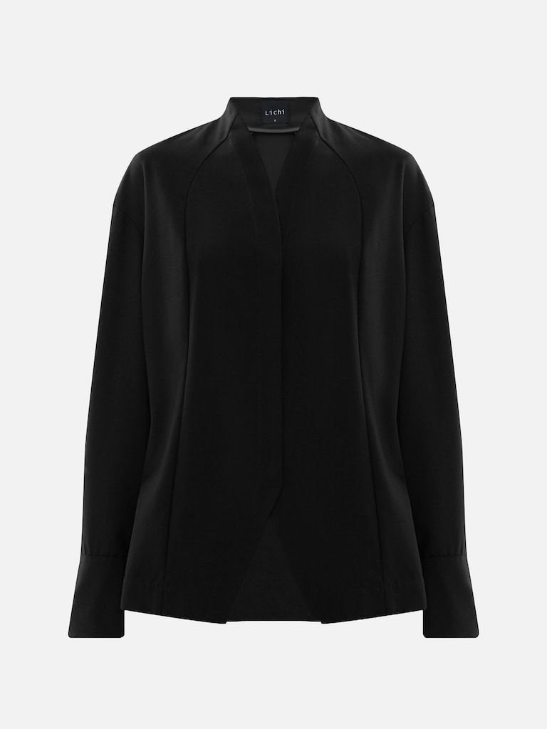 قميص بقصّة معقدة مع أزرار مخفية