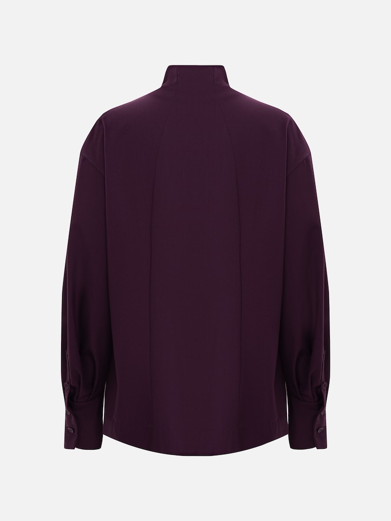 قميص بقصّة معقدة مع أزرار مخفية