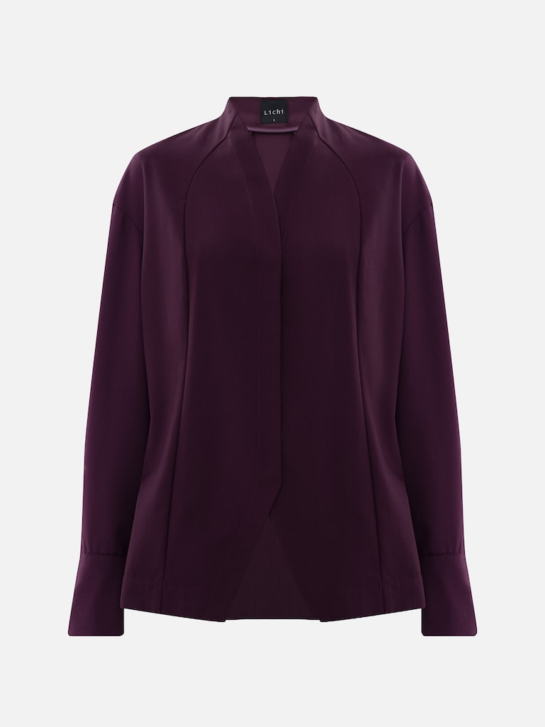 قميص بقصّة معقدة مع أزرار مخفية