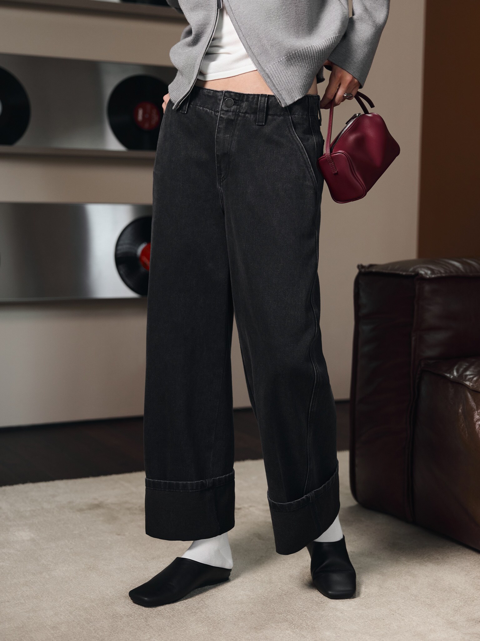 Loose fit low rise jeans