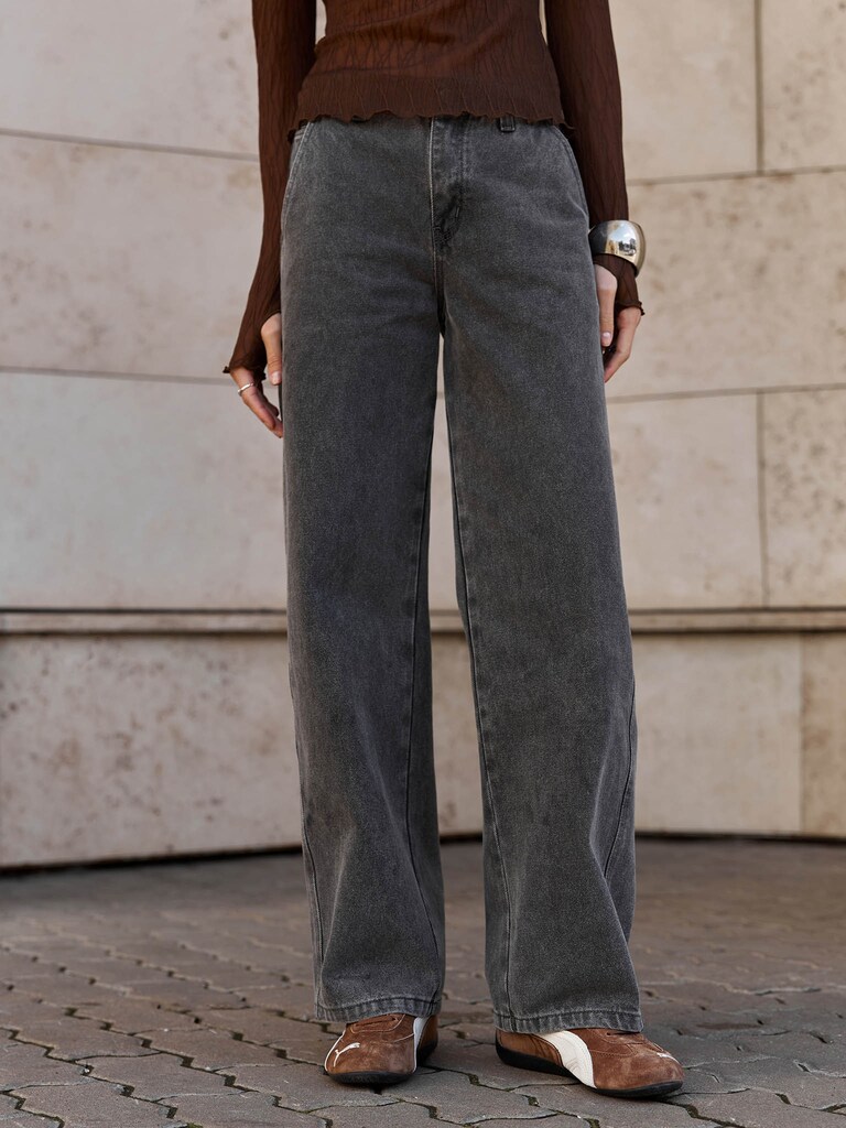 Loose mid-rise jeans