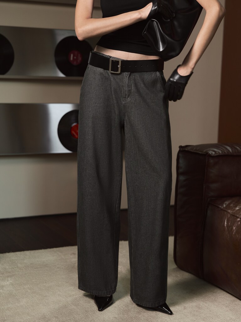 Loose jeans with waist pleats