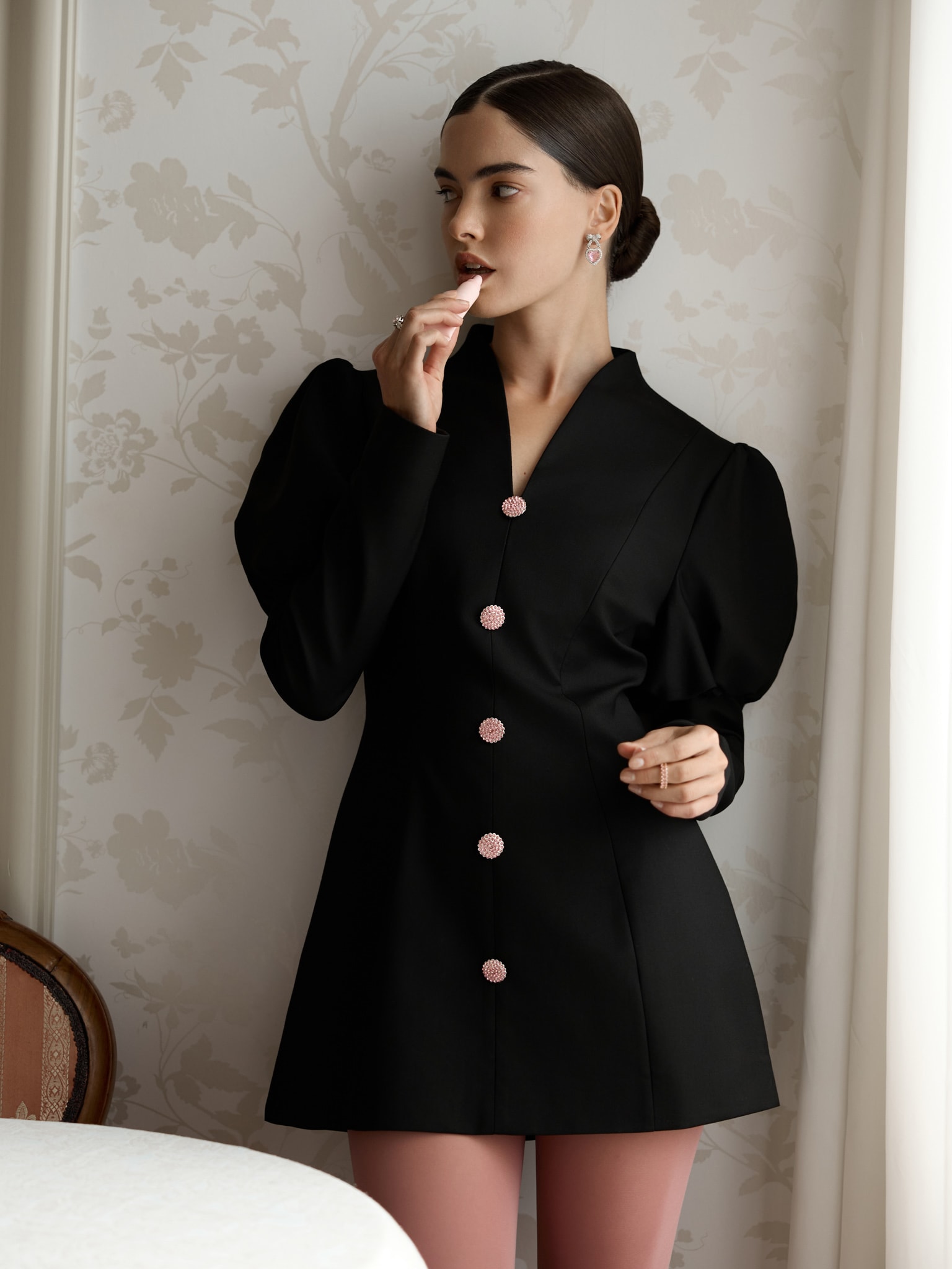 Платье мини с объемными рукавами и акцентными пуговицами