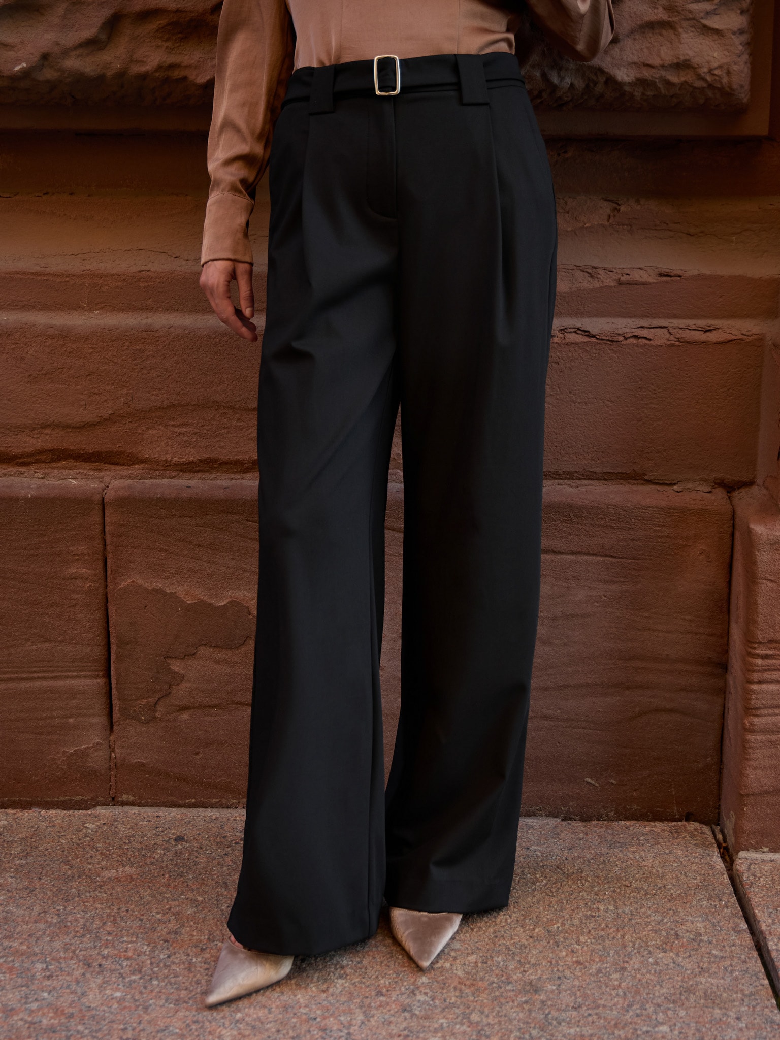 Spodnie o luźnym kroju z paskiem ton w ton