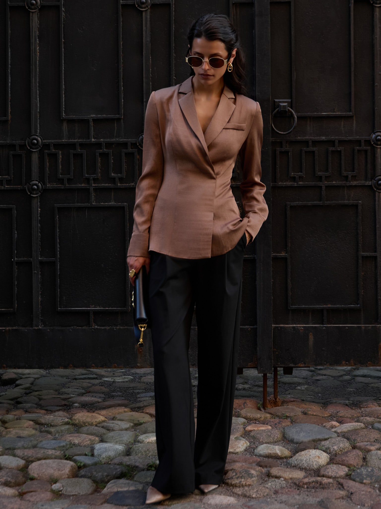 Spodnie o luźnym kroju z paskiem ton w ton