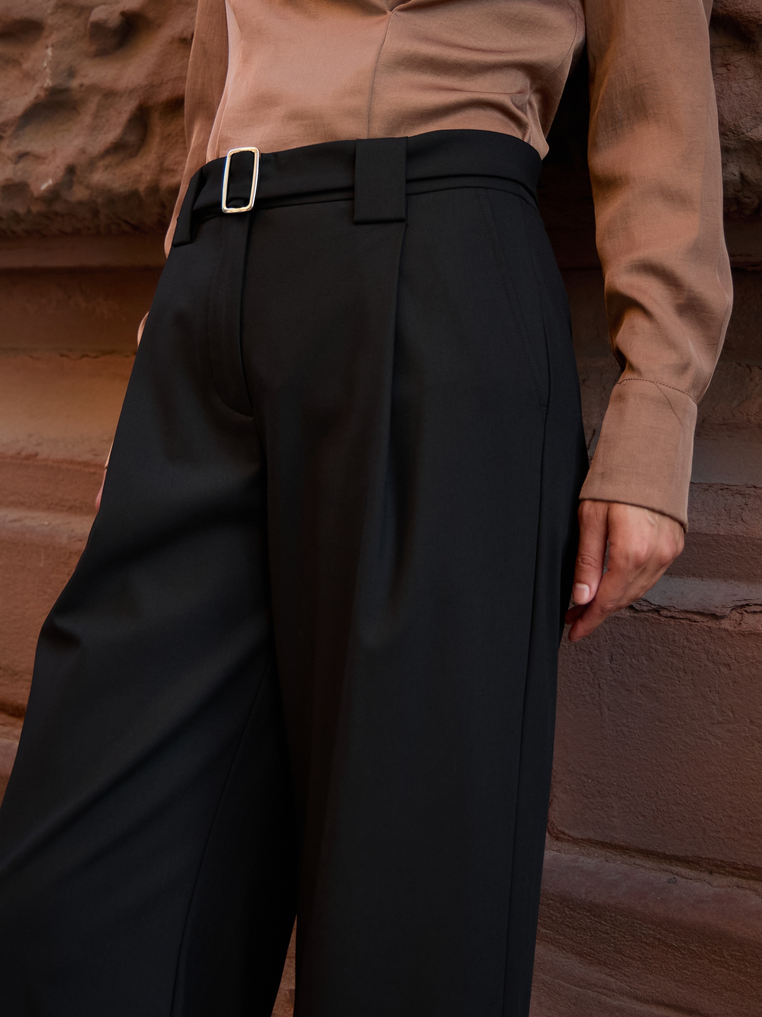 Spodnie o luźnym kroju z paskiem ton w ton