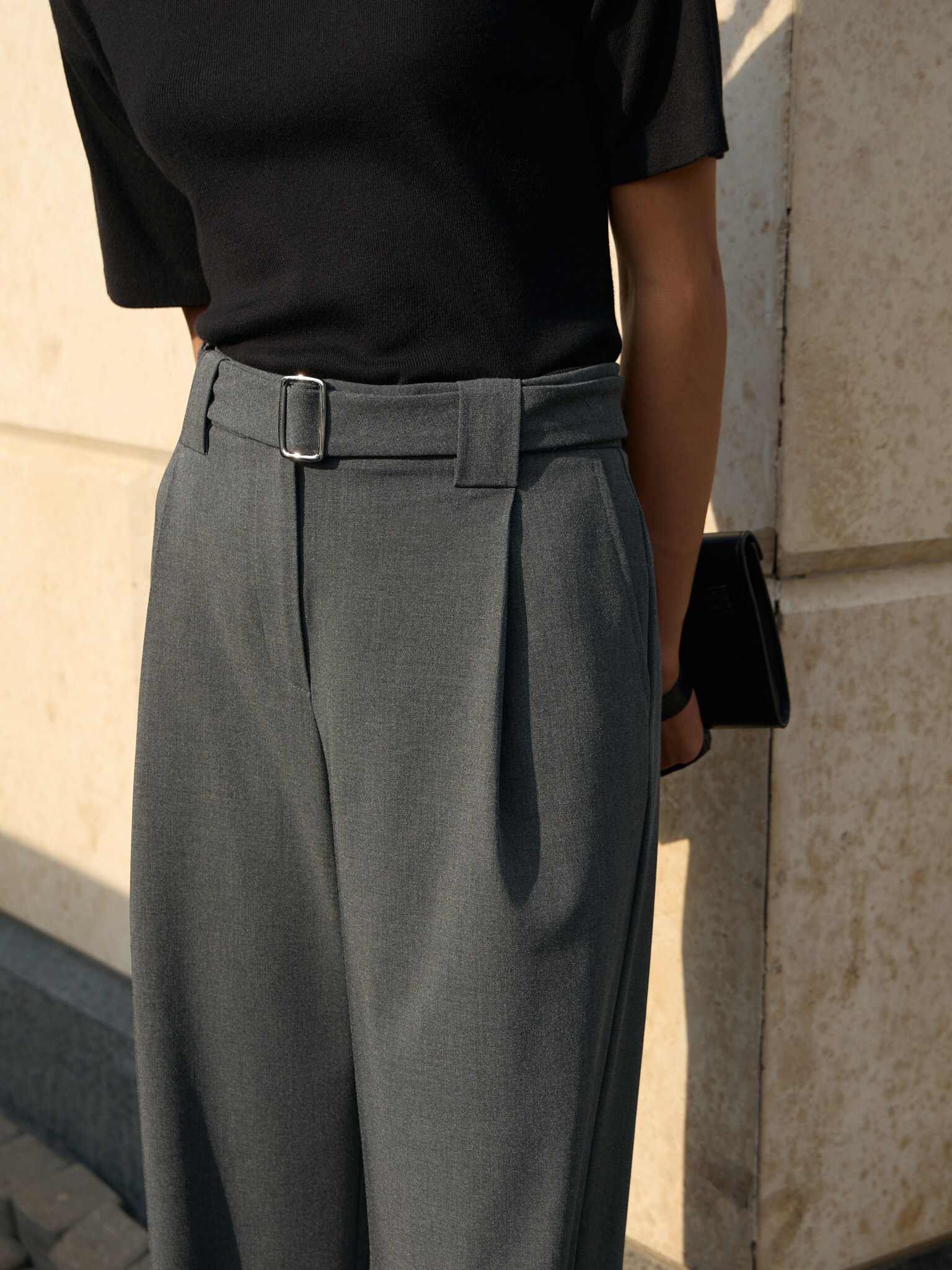 Spodnie o luźnym kroju z paskiem ton w ton