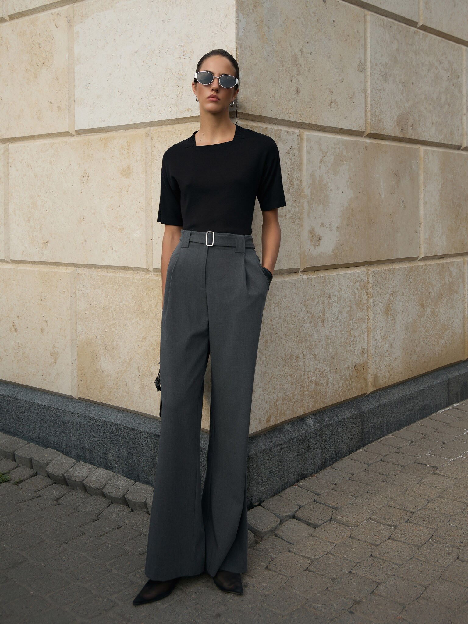 Spodnie o luźnym kroju z paskiem ton w ton