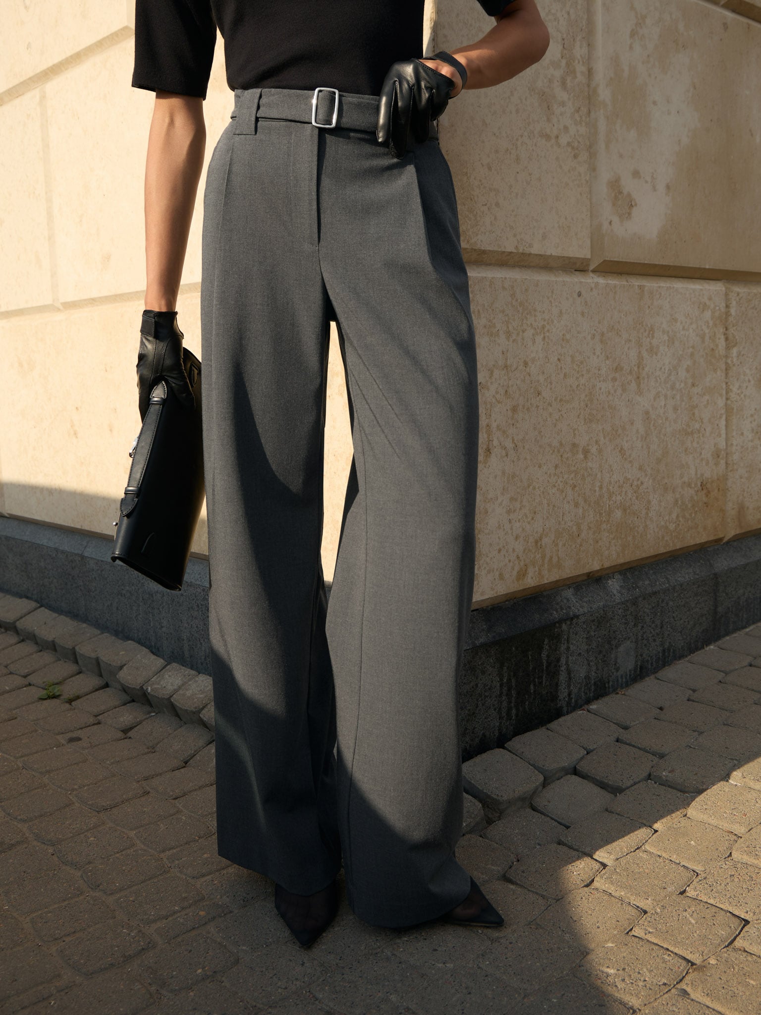 Spodnie o luźnym kroju z paskiem ton w ton