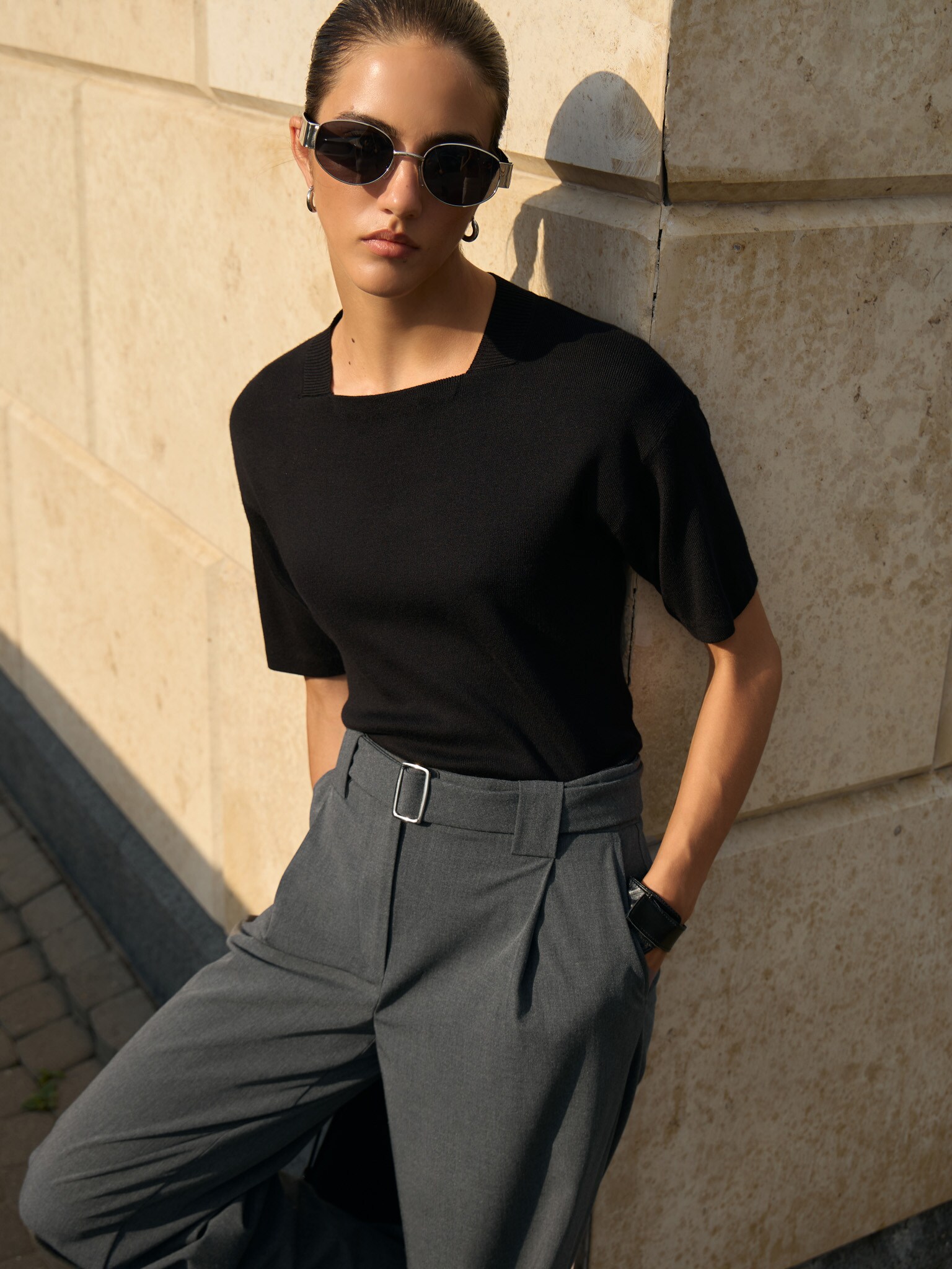 Spodnie o luźnym kroju z paskiem ton w ton