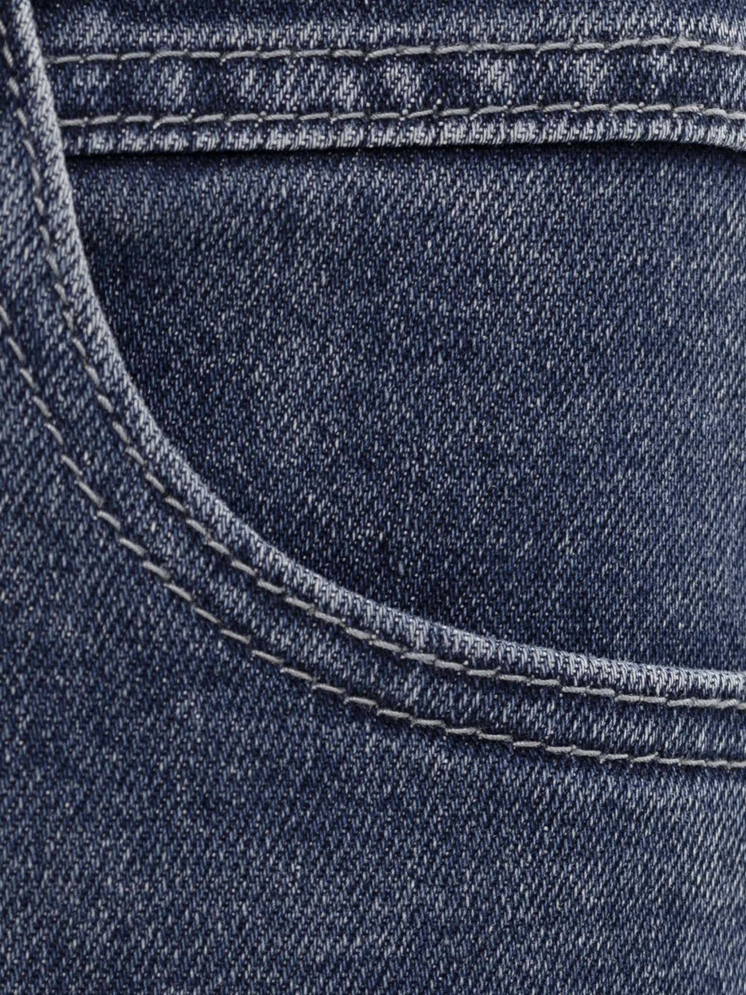 Rozkloszowane jeansy z przetarciami