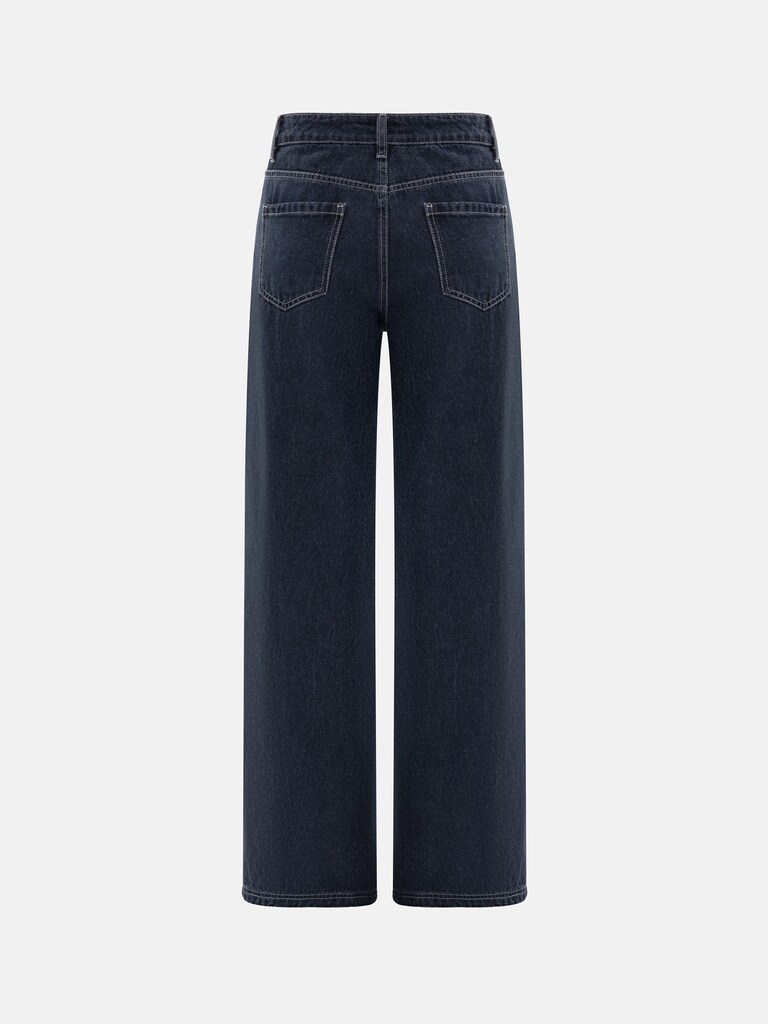 Loose jeans with contrast stitching