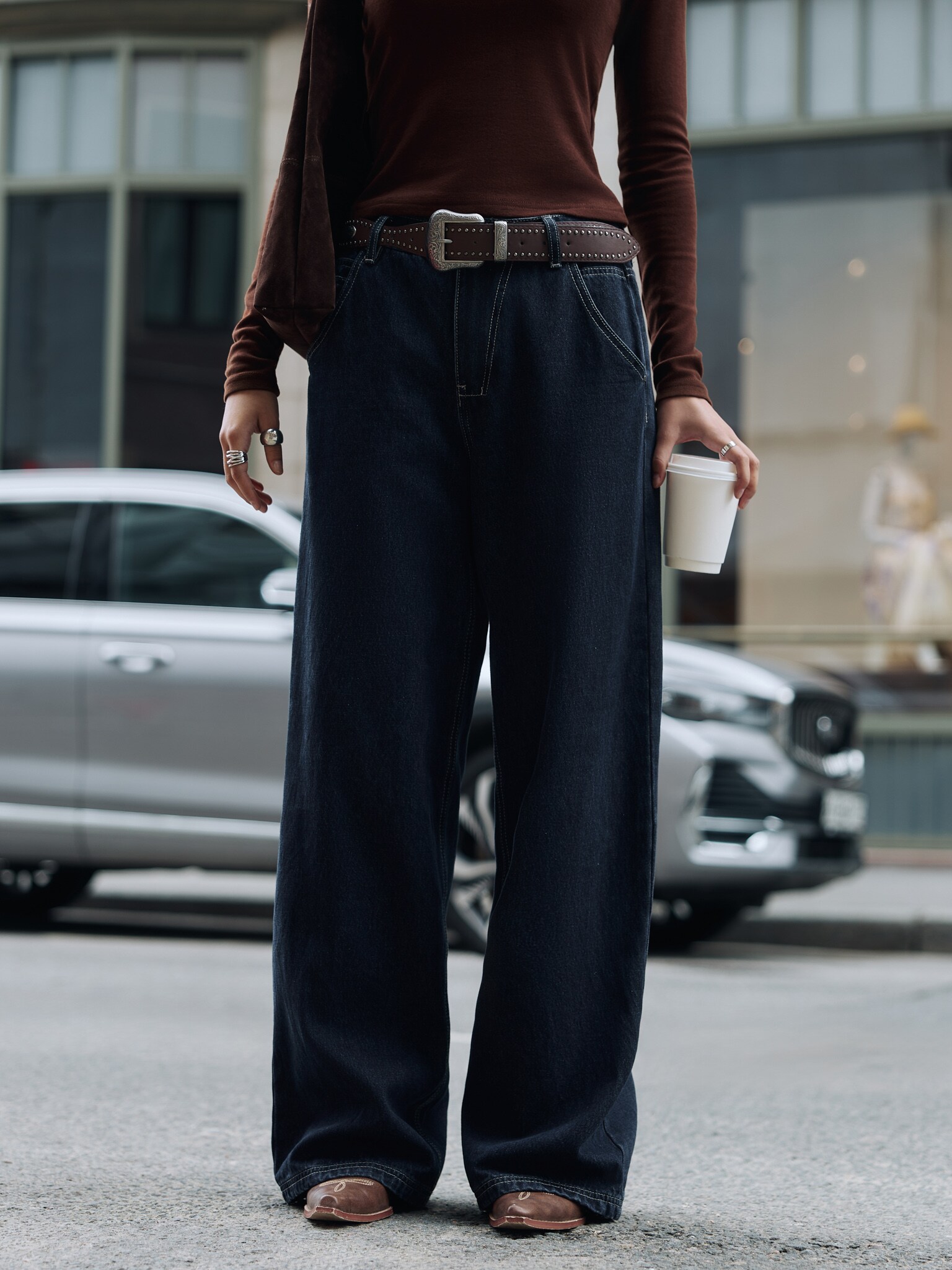 Lockere Jeans mit Kontrastnähten