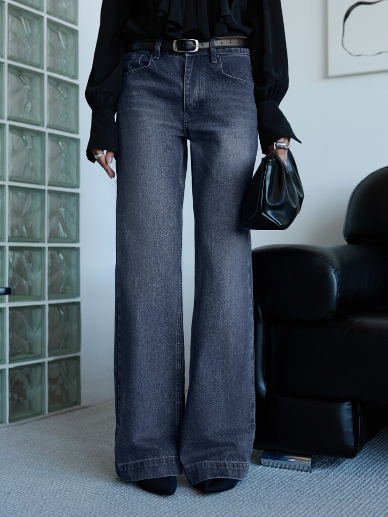 Loose jeans with distressed accent on the thighs