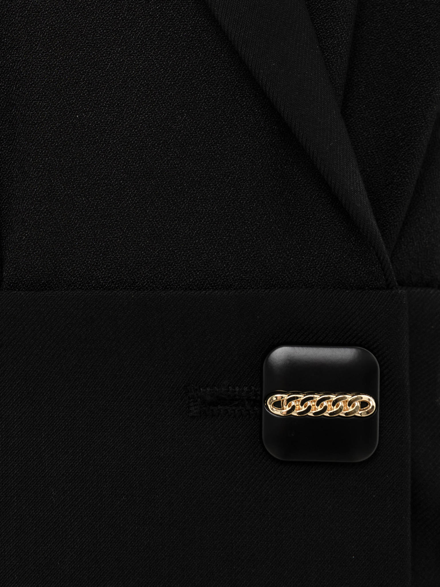 Sukienka mini z akcentującymi guzikami na spódnicy