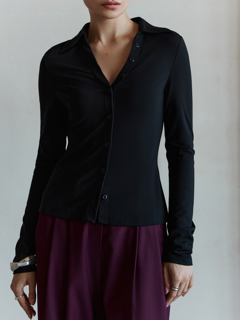 Taillierte Bluse mit dreieckigem Kragen