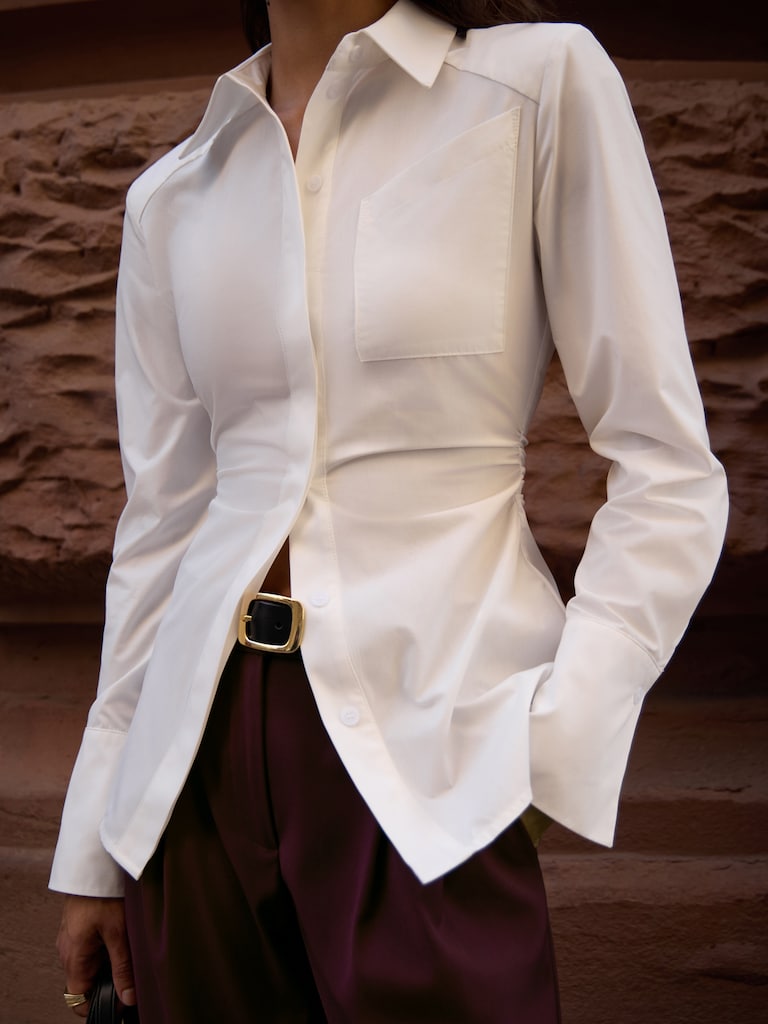 Приталенная рубашка с подчеркнутыми плечами