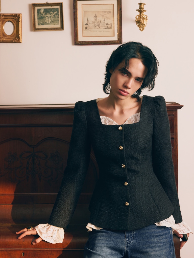 Veste en tweed à encolure carrée et boutons dorés