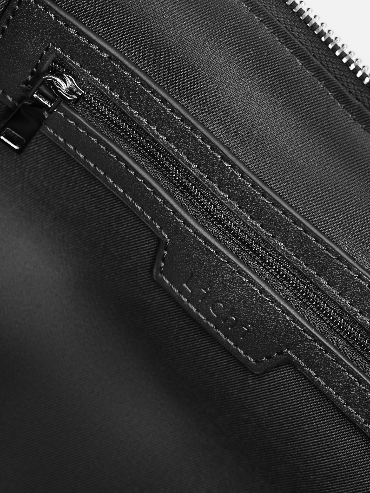 Halbrunde Tasche mit langem Schulterträger