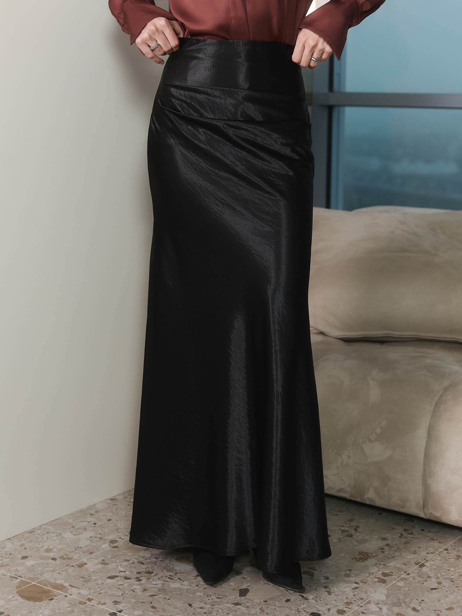 Floor-length maxi skirt in crinkled satin :: LICHI - Online
