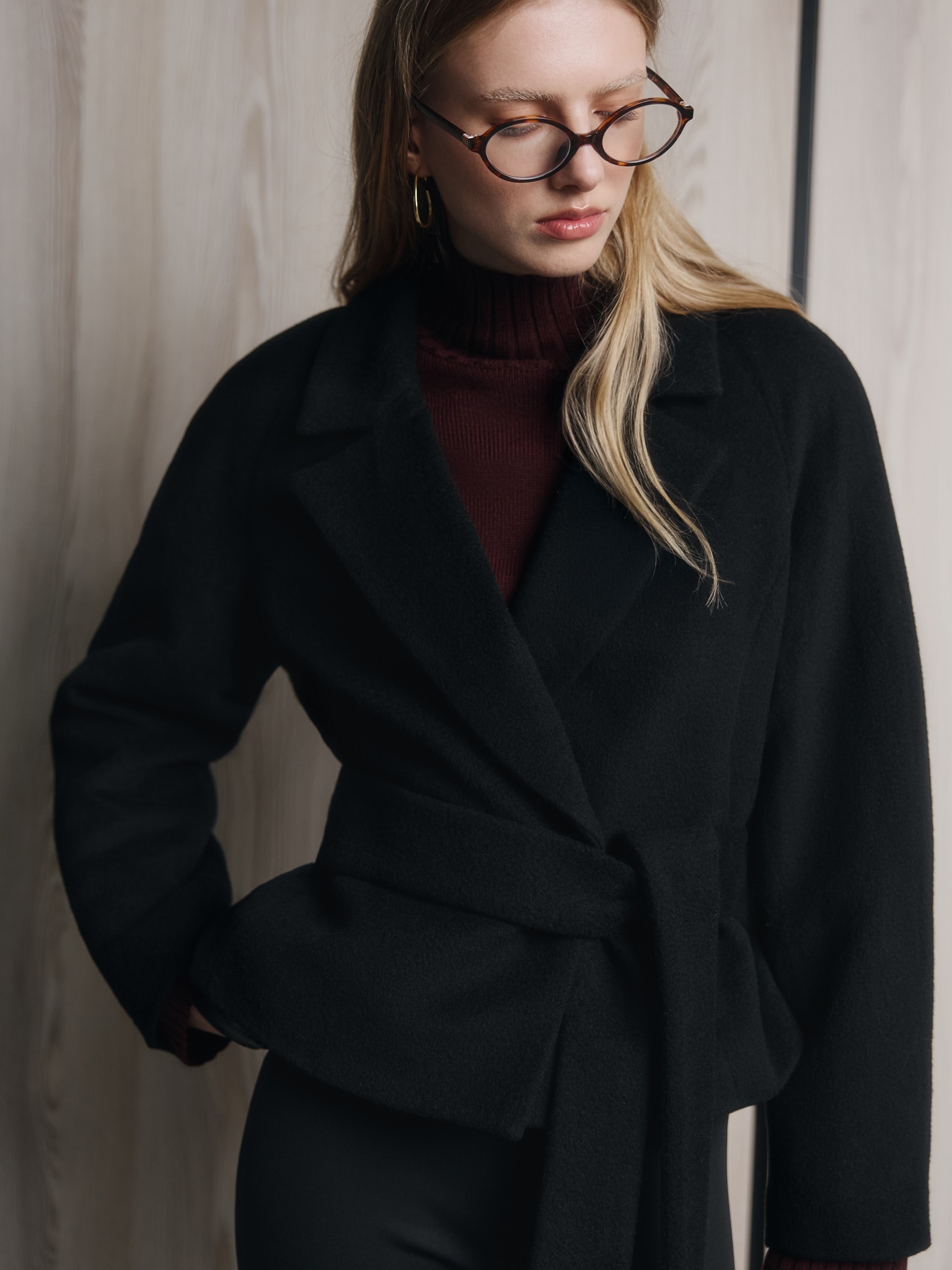 Укороченное шерстяное пальто на запах с широким поясом