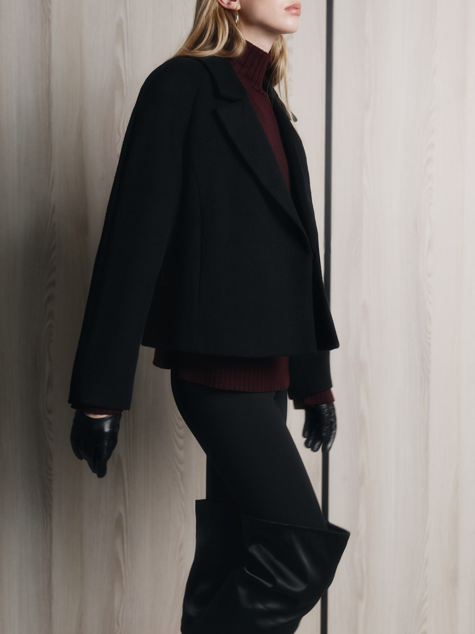 Укороченное шерстяное пальто на запах с широким поясом