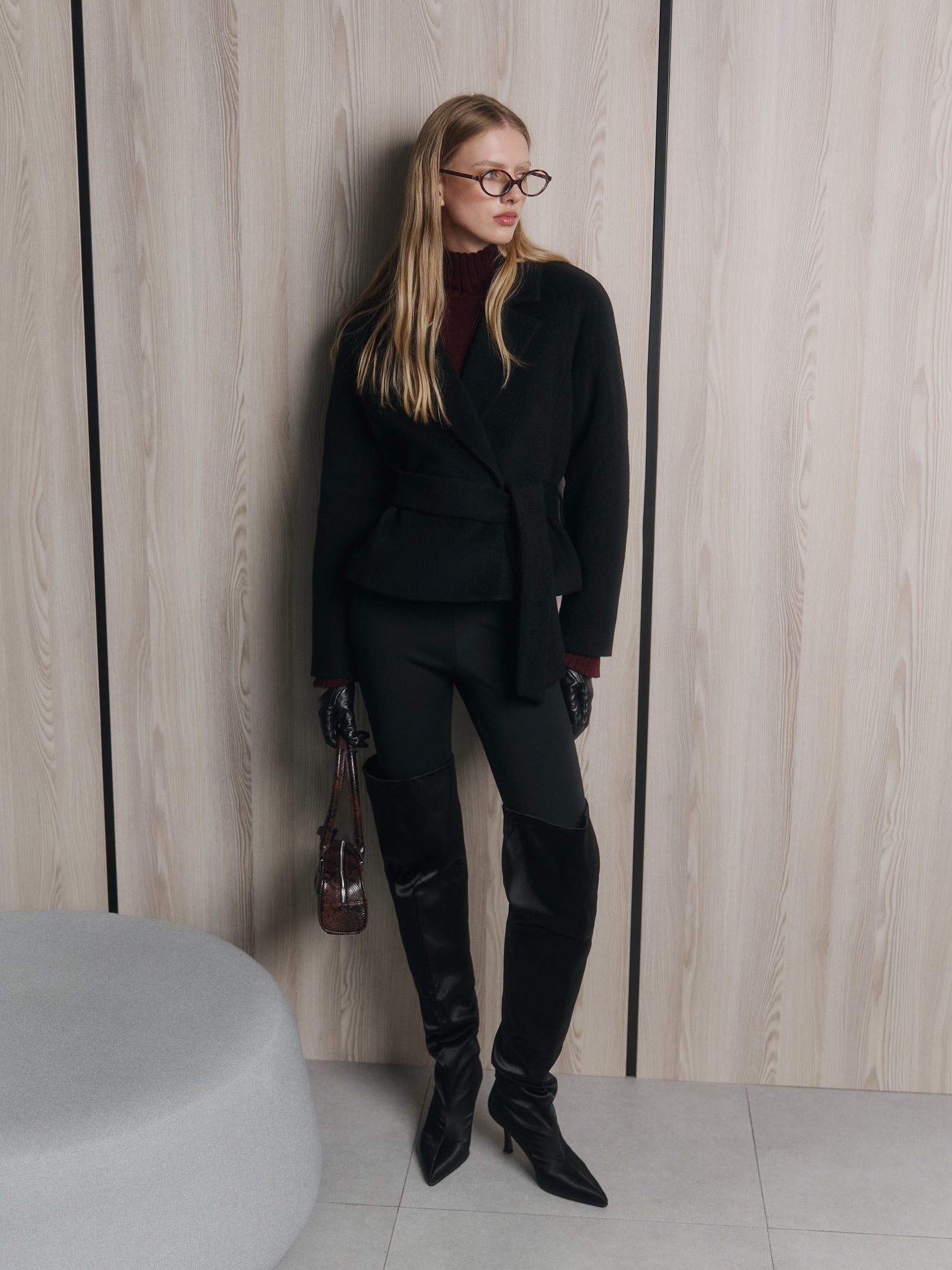 Укороченное шерстяное пальто на запах с широким поясом