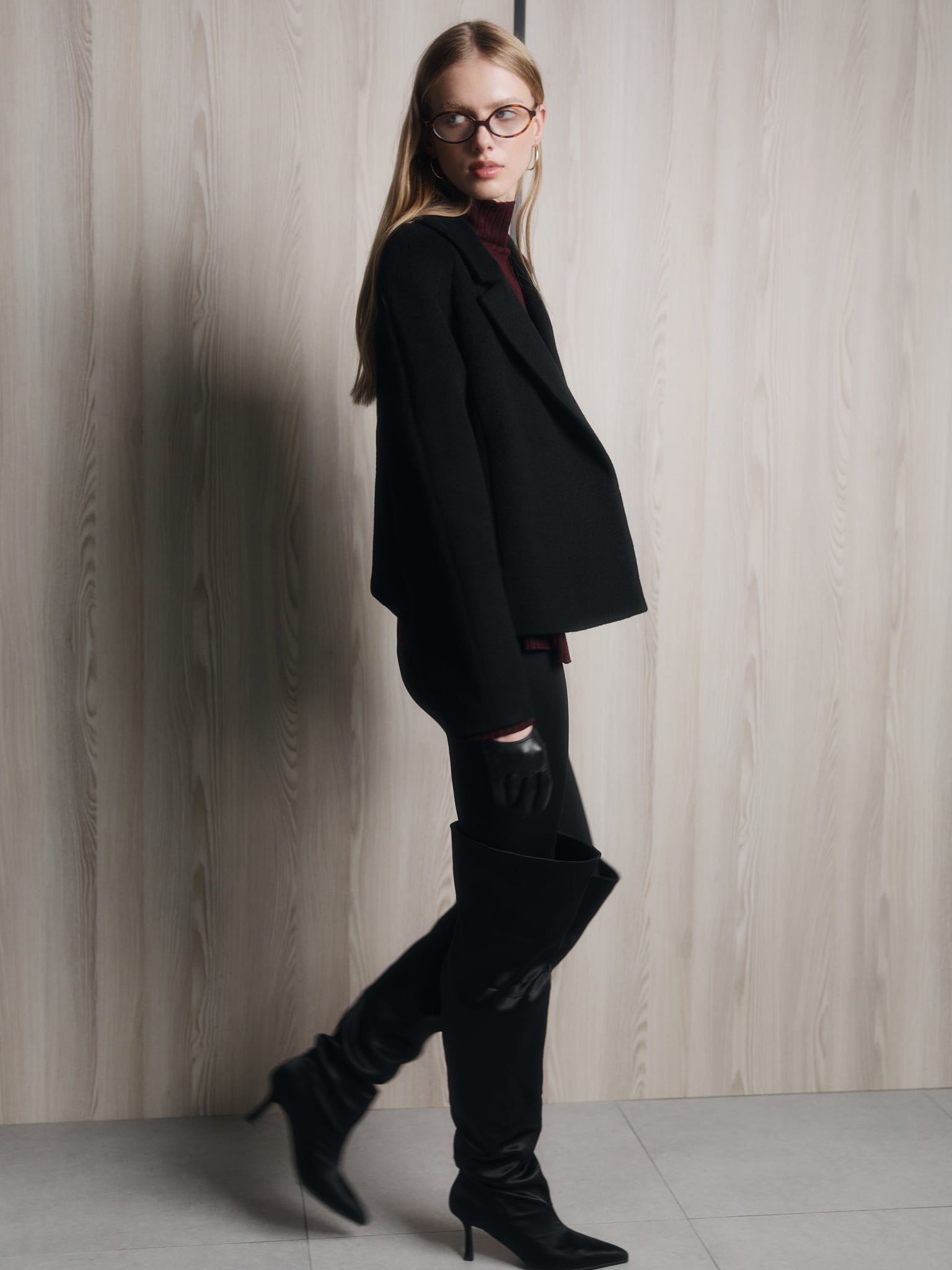 Укороченное шерстяное пальто на запах с широким поясом