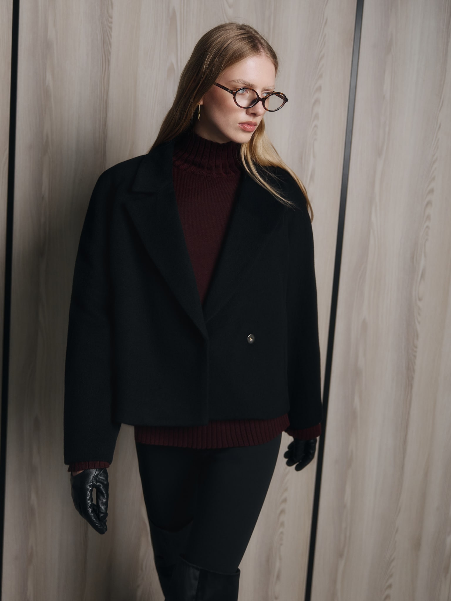 Укороченное шерстяное пальто на запах с широким поясом