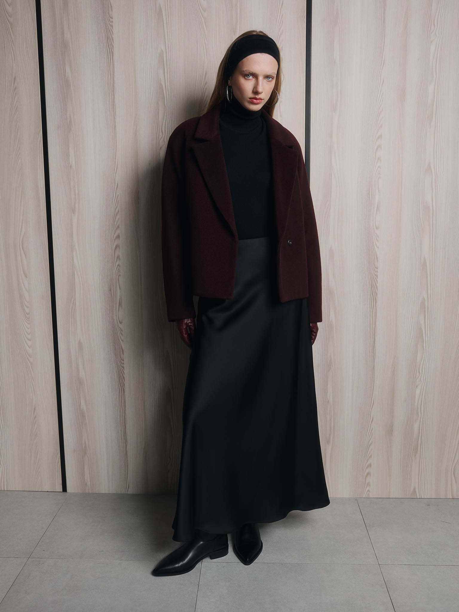 Укороченное шерстяное пальто на запах с широким поясом