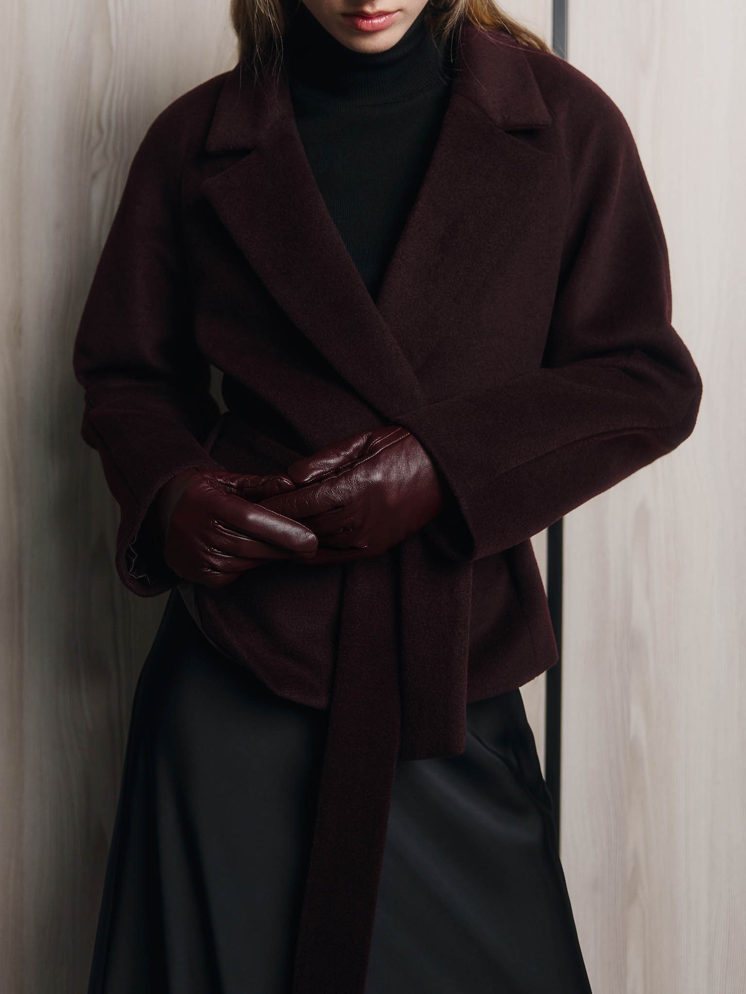 Укороченное шерстяное пальто на запах с широким поясом