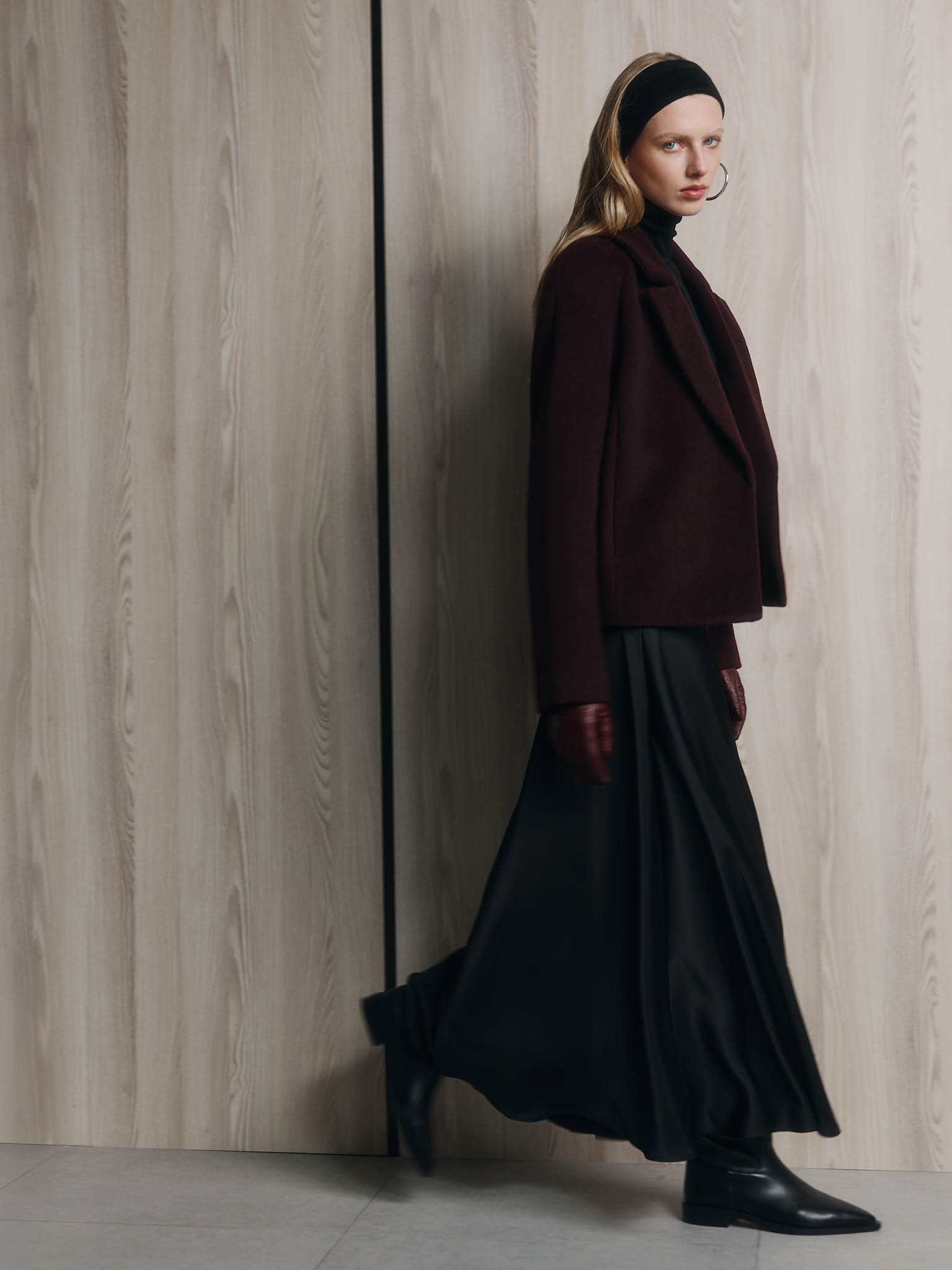 Укороченное шерстяное пальто на запах с широким поясом