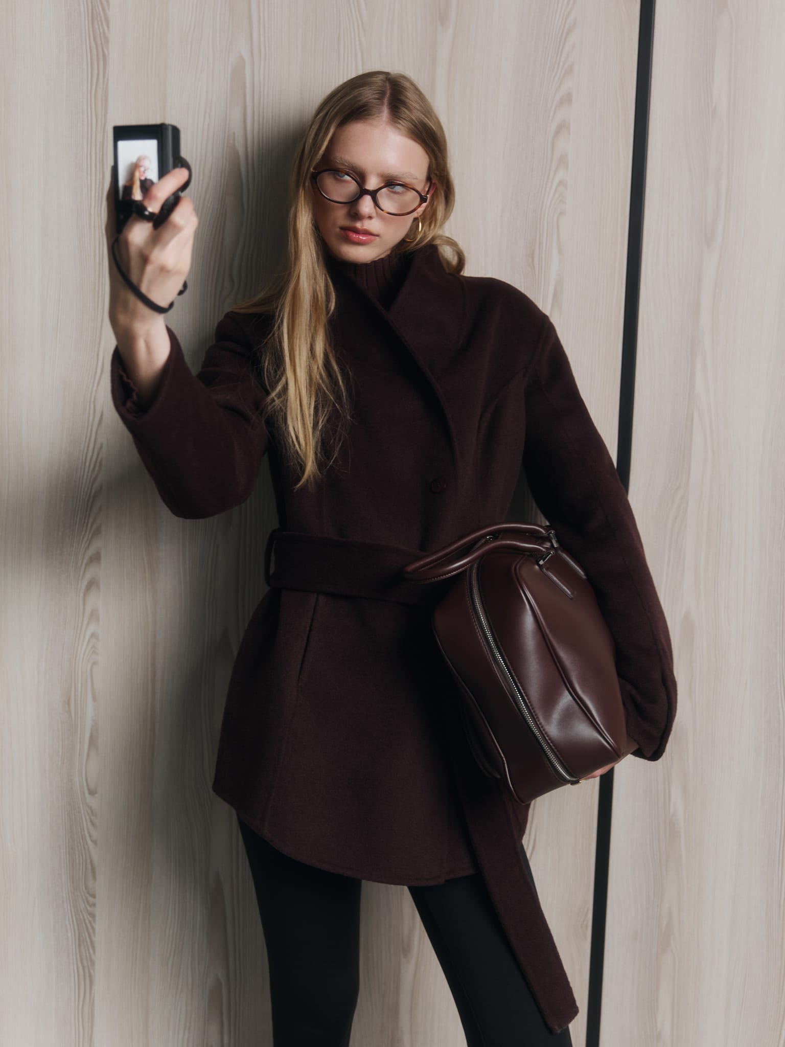 Укороченное шерстяное пальто с высоким воротником и пуговицами в тон