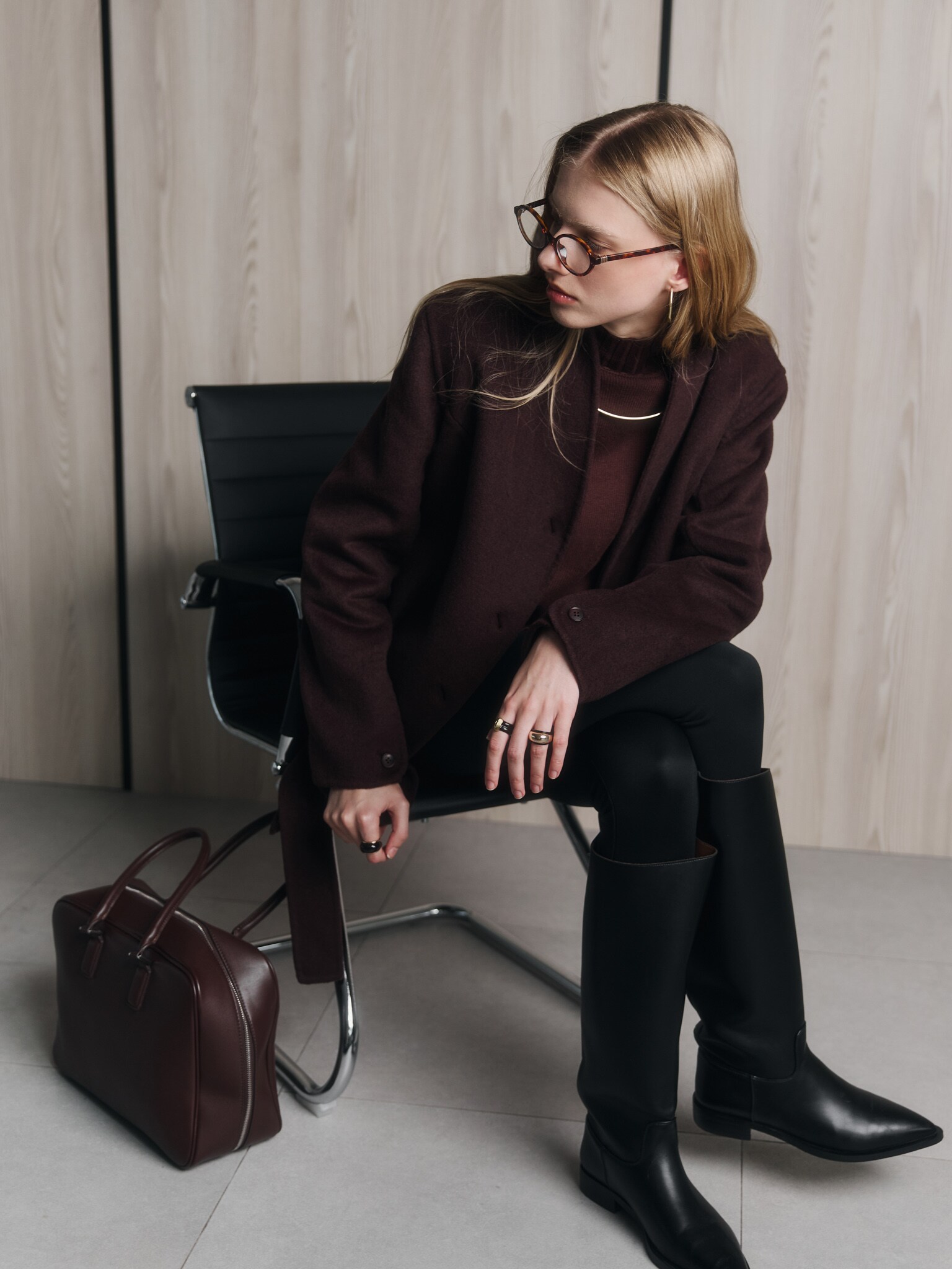 Укороченное шерстяное пальто с высоким воротником и пуговицами в тон