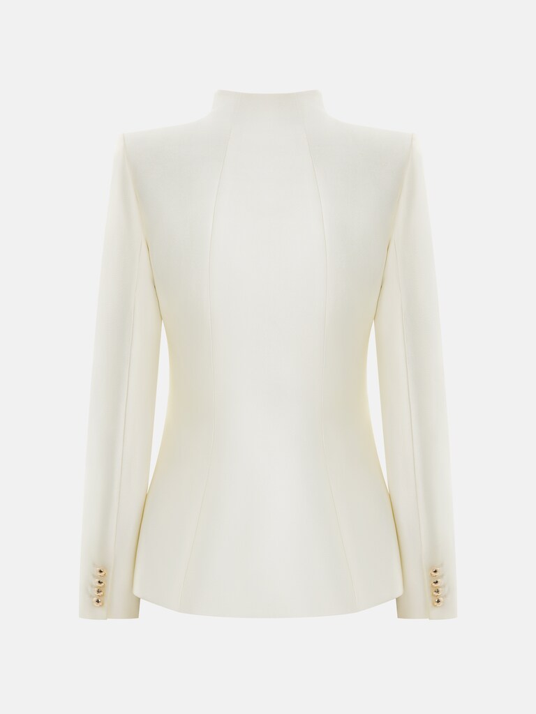 سترة ملائمة ذات صف واحد من الأزرار وأزرار كبيرة