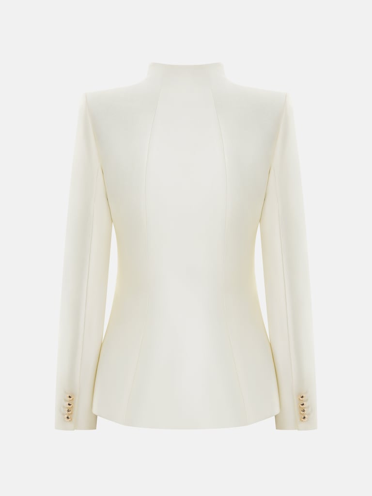 سترة ملائمة ذات صف واحد من الأزرار وأزرار كبيرة