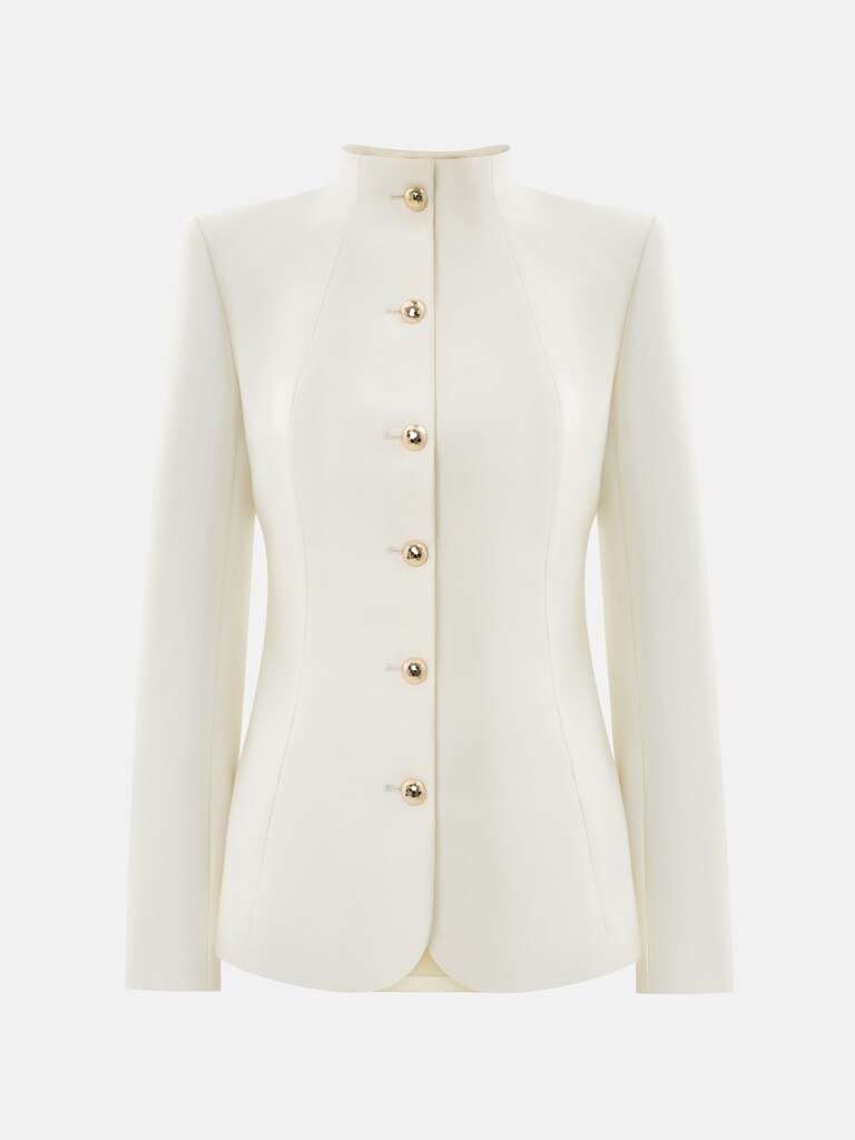 سترة ملائمة ذات صف واحد من الأزرار وأزرار كبيرة