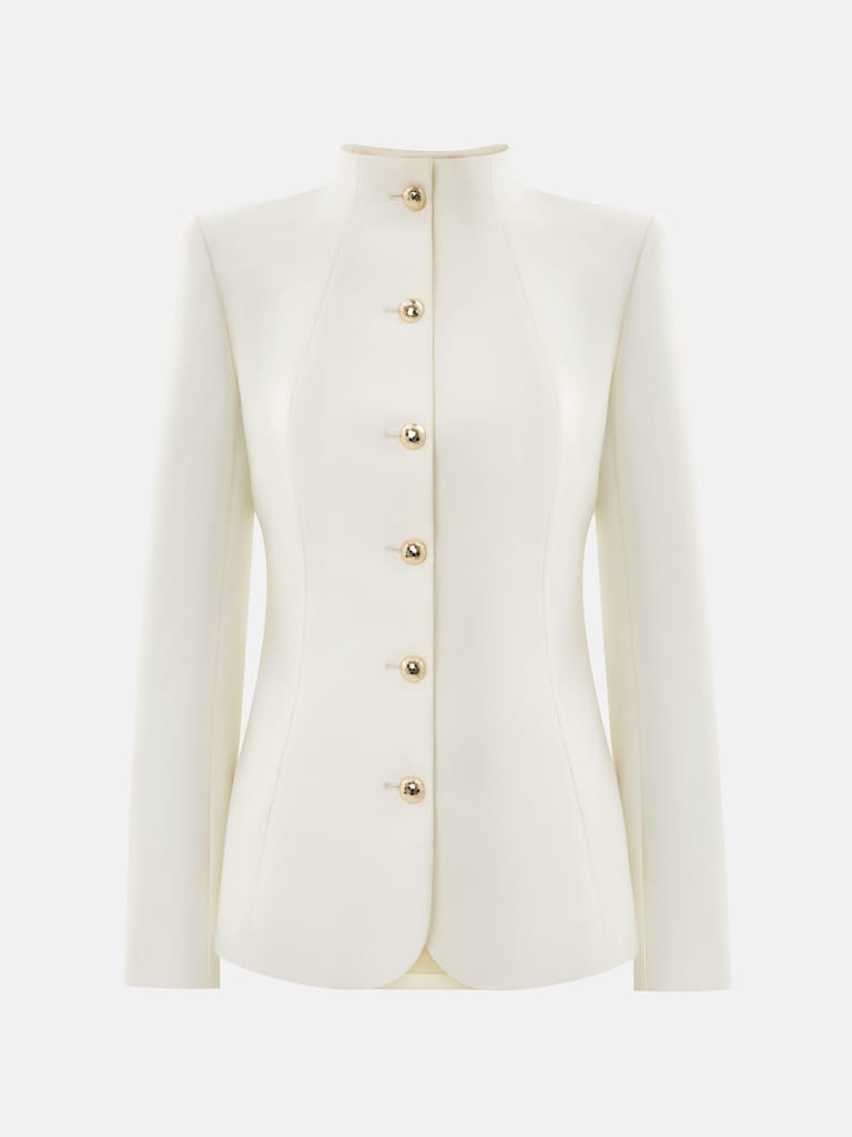 سترة ملائمة ذات صف واحد من الأزرار وأزرار كبيرة