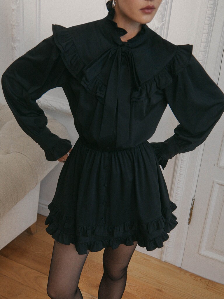 Minikleid mit Kragen, Schleife und Rüschen